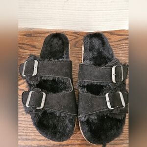 New Fuzzy Sandals. Womens Size 8/9 (Bin14)